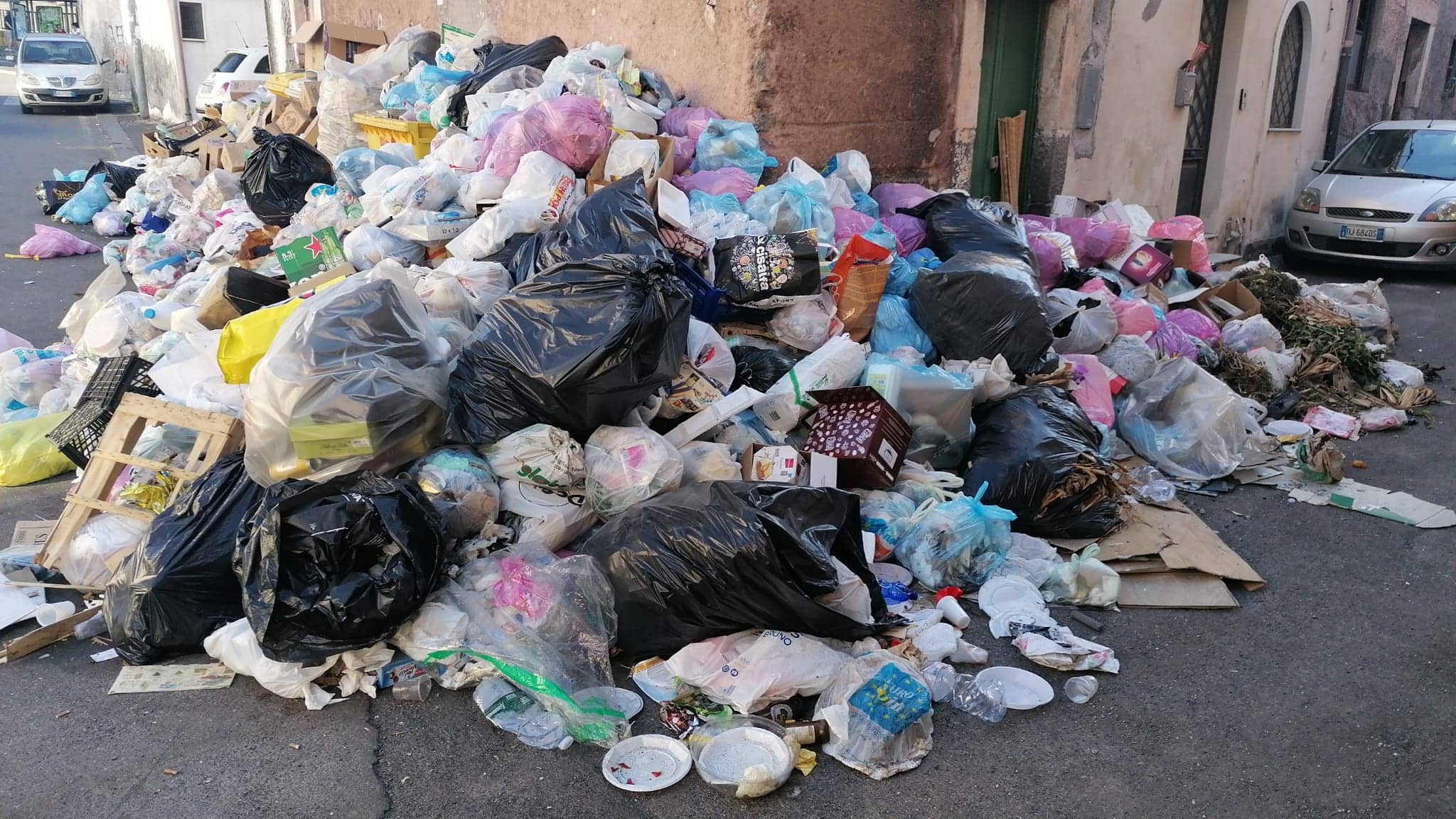 Rifiuti in Sicilia, emergenza si allarga a macchia d’olio: “Catania è sommersa”