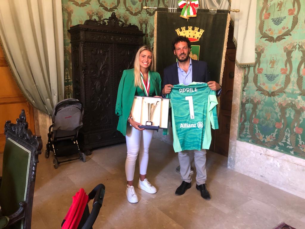 Siracusa. Roberta Aprile, portiere della Juventus, ricevuta dal sindaco Italia