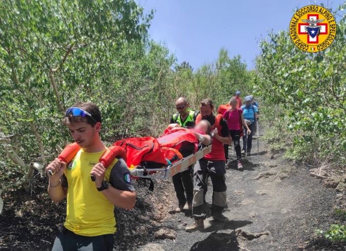 Escursionista cade sull’Etna, sospetta frattura: salvata dal Soccorso Alpino