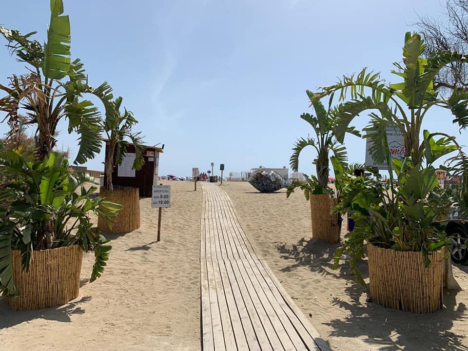 Catania, spiaggia “Stromboli” presa d’assalto dai bagnanti. Cristaldi: “Ora pensiamo alle altre strutture”