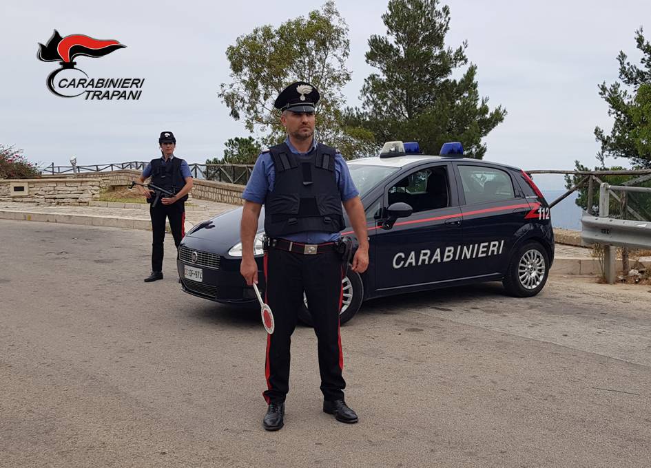 Giovani e incinte, si fingevano sordomute per truffare i turisti: denunciate a Castellammare del Golfo