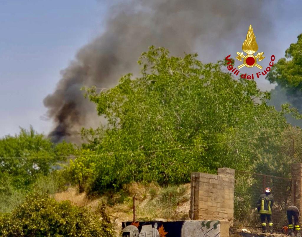 Paura a Grammichele, case evacuate per un incendio – Le foto