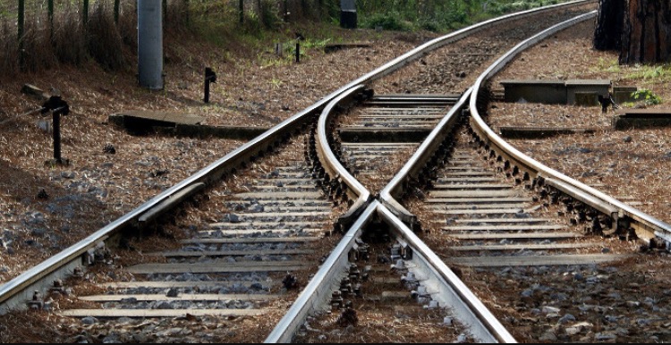 Tentato suicidio a Messina, anziano si sdraia sui binari ma viene salvato