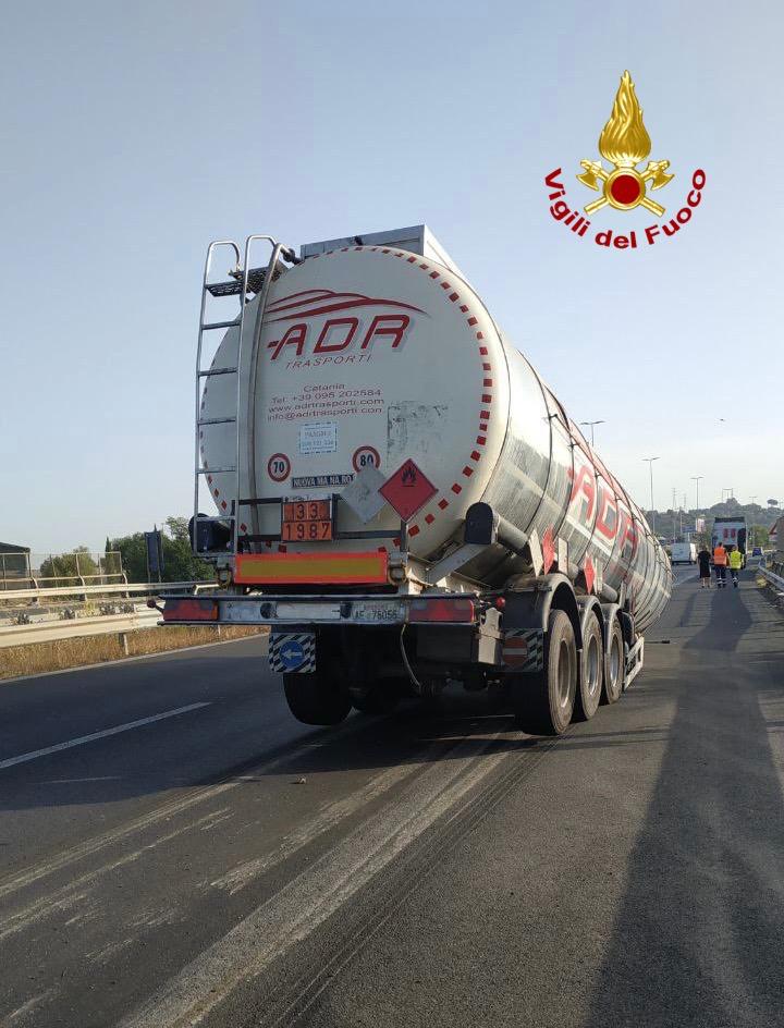 Tangenziale Ovest, rimorchio si sgancia da auto cisterna: in corso intervento dei vigili del fuoco