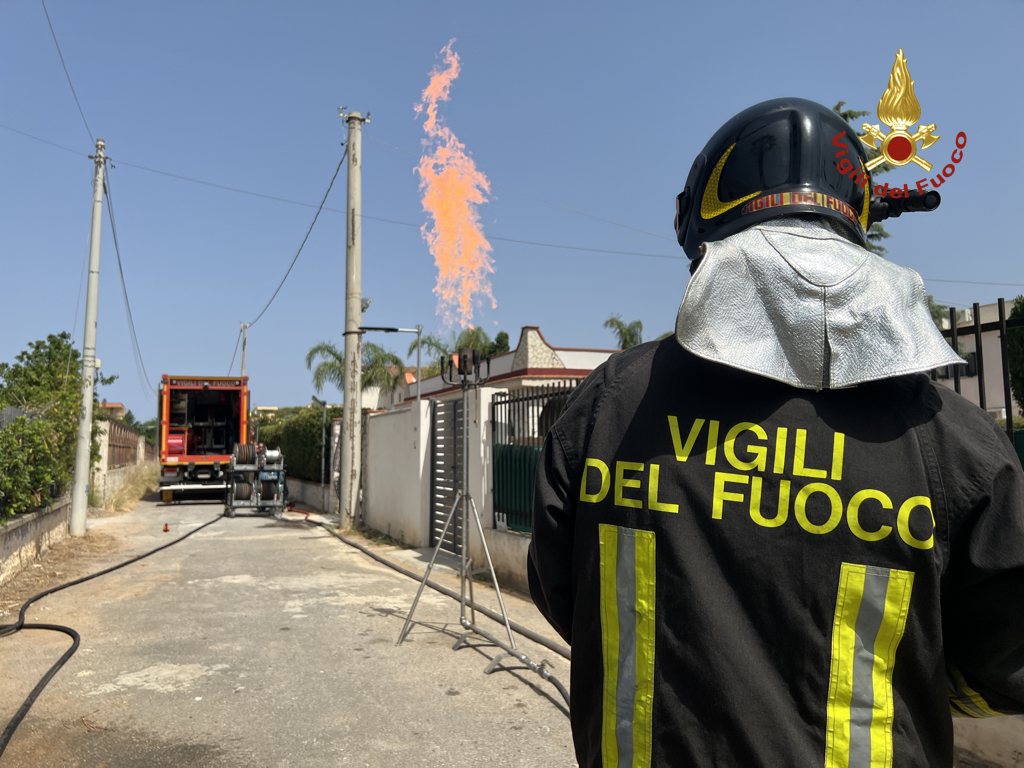 Paura a Carini, Gpl fuoriesce da un serbatoio – Fotogallery