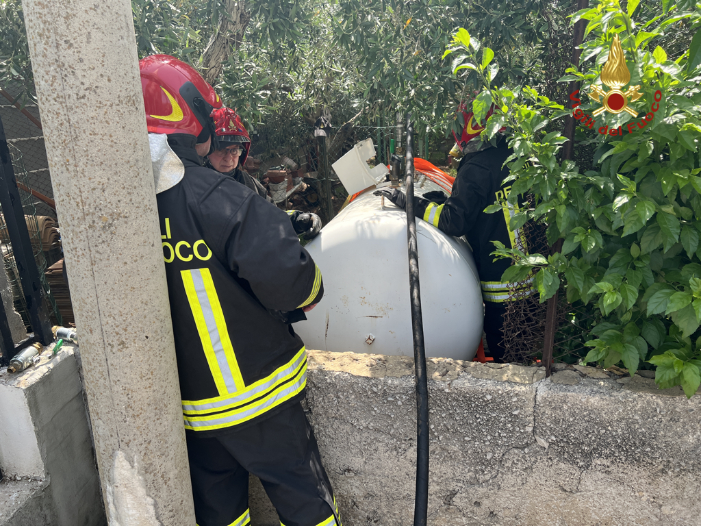 Paura a Carini, Gpl fuoriesce da un serbatoio – Fotogallery