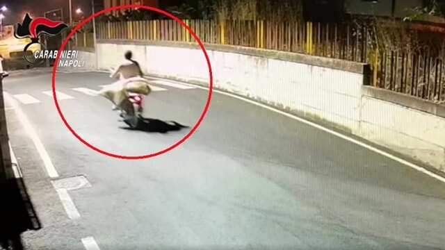 Uccide connazionale e trasporta il cadavere in scooter: il video choc