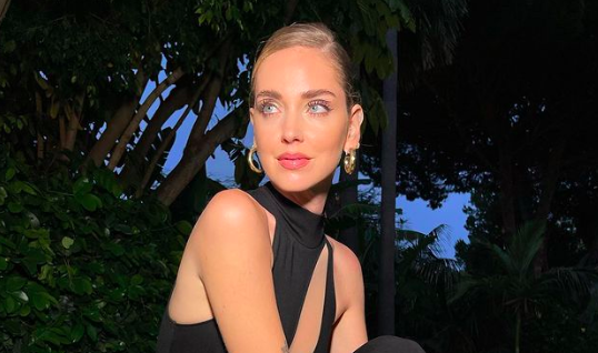 Chiara Ferragni in intimo sui social sommersa da critiche, lei sbotta “fate schifo”