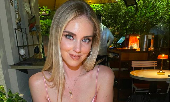 Chiara Ferragni in intimo sui social sommersa da critiche, lei sbotta “fate schifo”