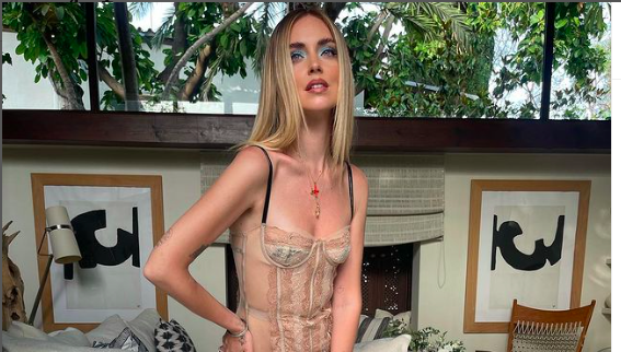 Chiara Ferragni in intimo sui social sommersa da critiche, lei sbotta “fate schifo”