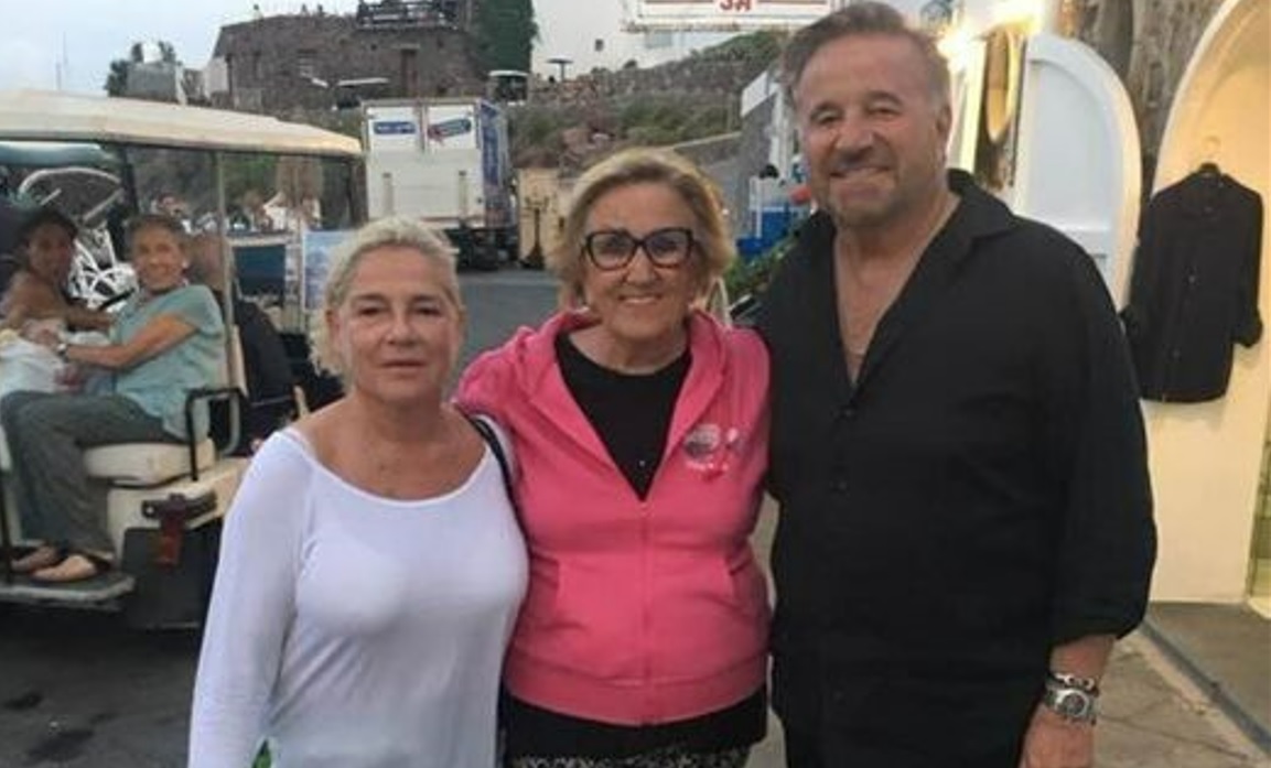 Christian De Sica alle Eolie, in vacanza con moglie e figli a Panarea