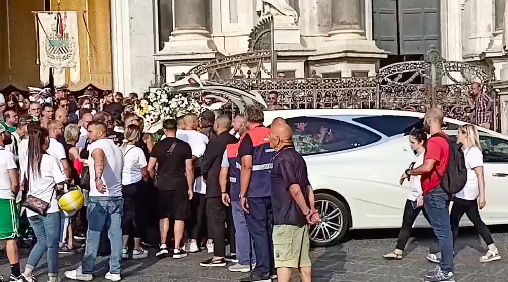 Bimba uccisa a Catania, i funerali di Elena Del Pozzo: “E’ una martire” – Video e Foto