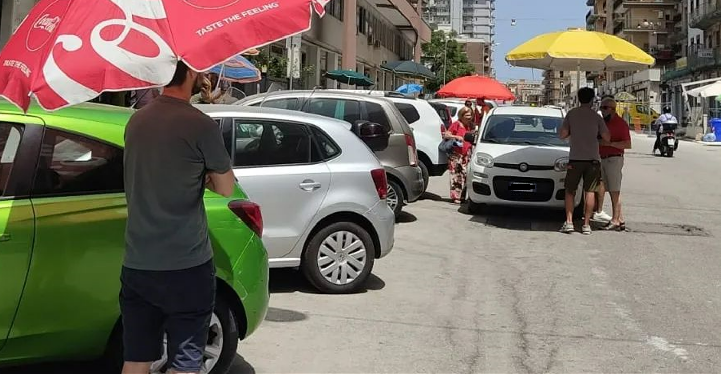 Siracusa, flash mob in via Tisia: ombrelloni aperti per simulare gli effetti di un viale alberato