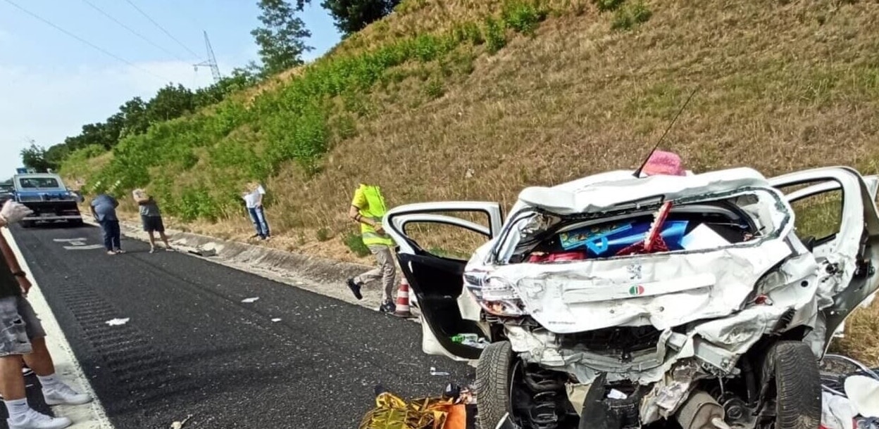 Auto si schianta contro carro attrezzi, muoiono marito e moglie
