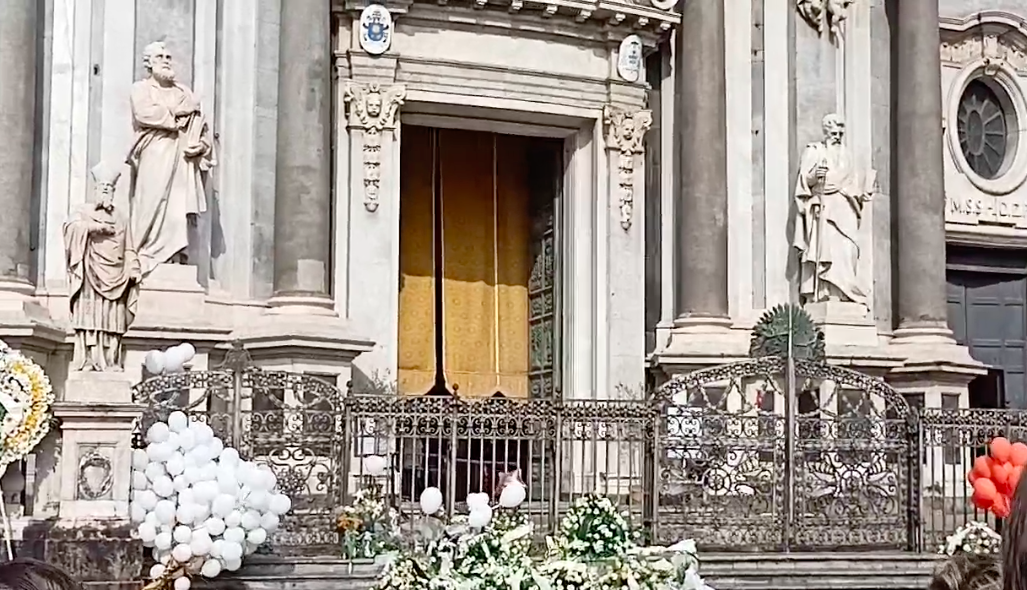 Bimba uccisa a Catania, i funerali di Elena Del Pozzo: “E’ una martire” – Video e Foto