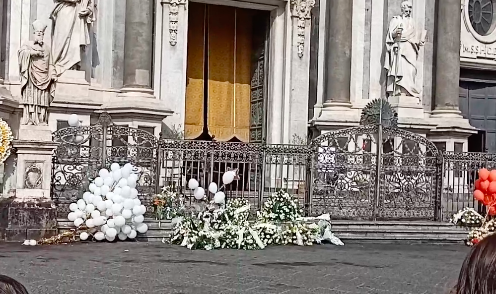 Bimba uccisa a Catania, i funerali di Elena Del Pozzo: “E’ una martire” – Video e Foto