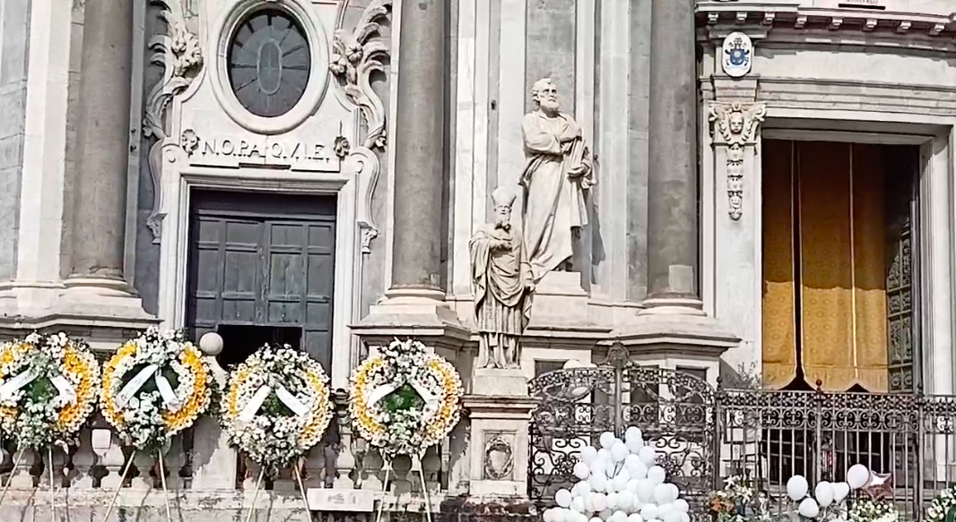 Bimba uccisa a Catania, i funerali di Elena Del Pozzo: “E’ una martire” – Video e Foto