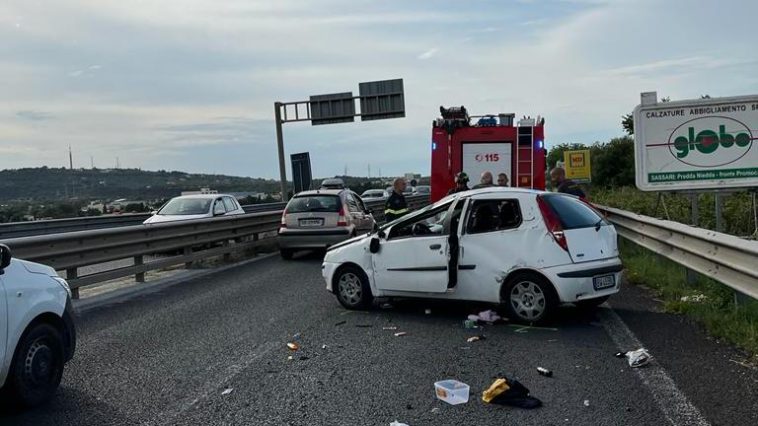 Guida l’auto bevendo whisky in diretta Fb, lo schianto è fatale