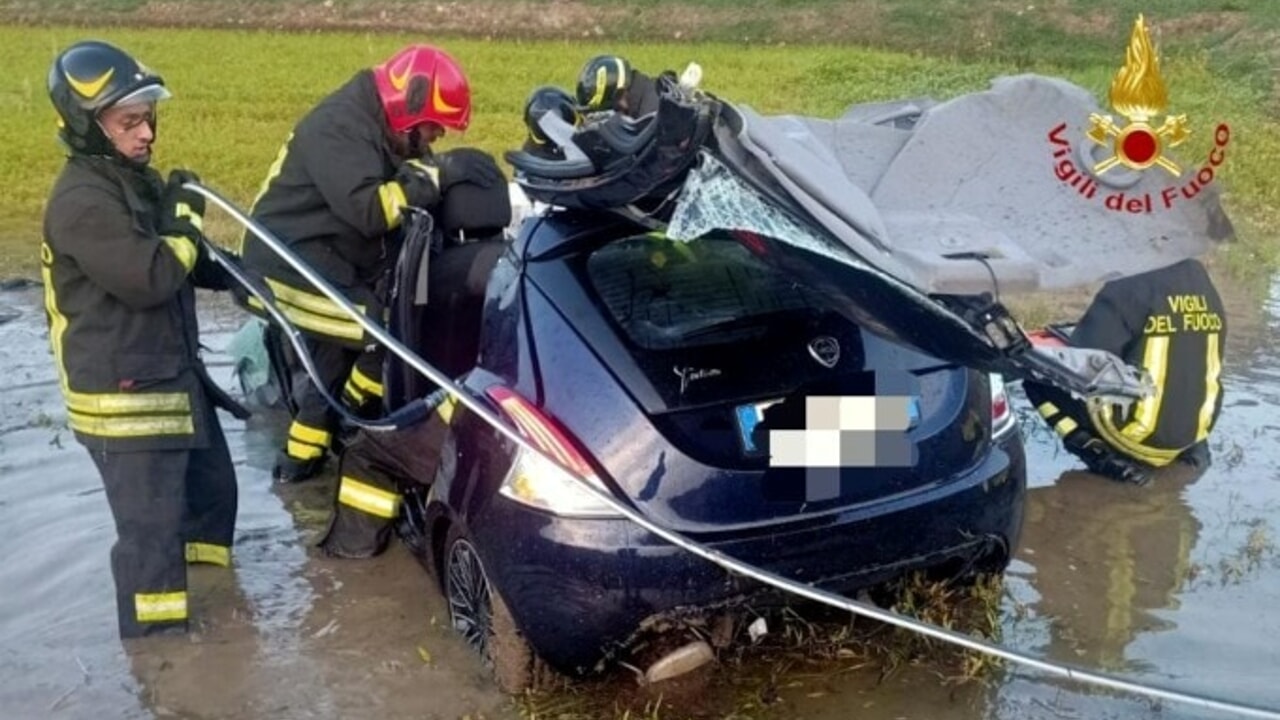 Strage del sabato sera: tre giovani morti in uno scontro frontale