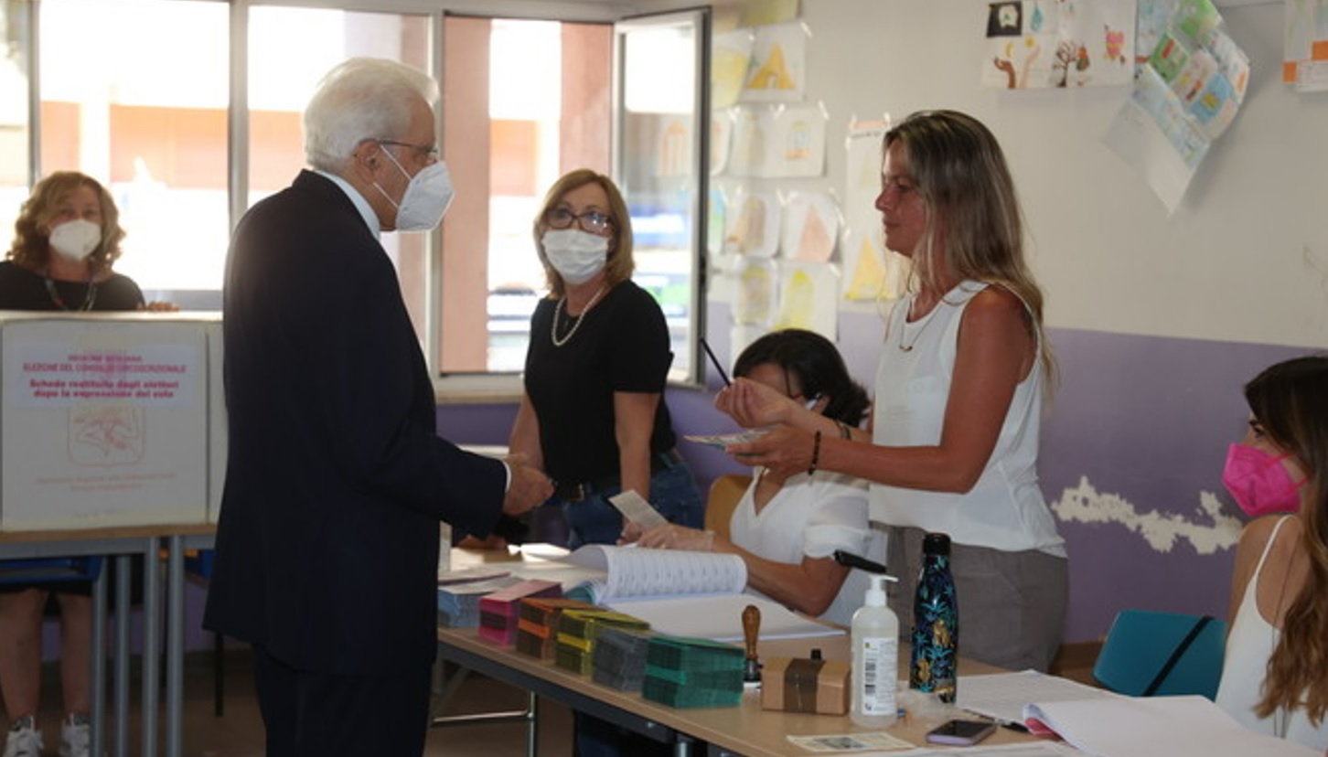 Referendum e Amministrative a Palermo: Mattarella riesce a votare al seggio