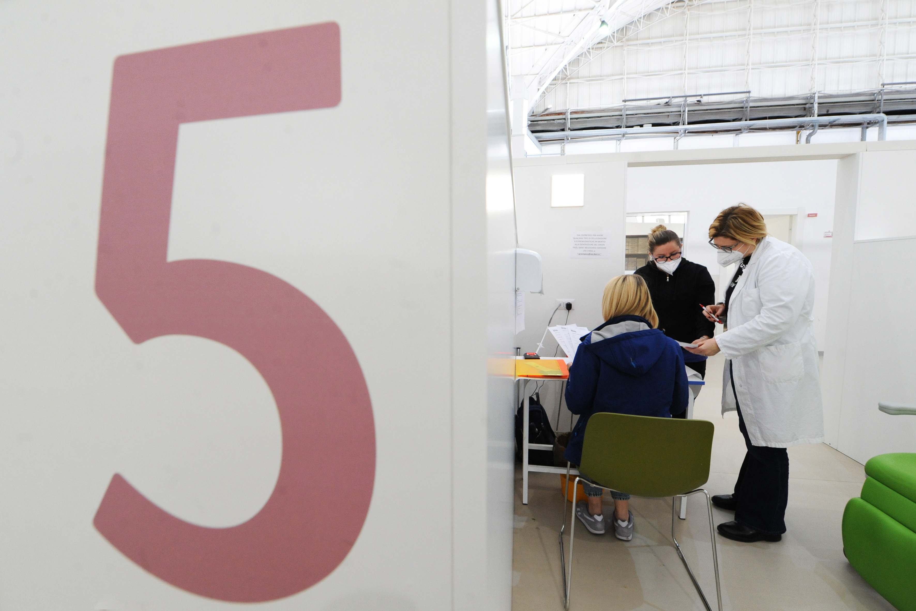 Omicron 5, come curarla in casa: sintomi, farmaci, quando andare in ospedale