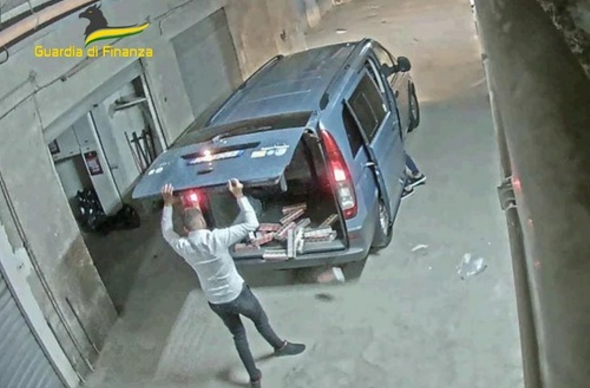 Contrabbando sigarette fra Palermo e Napoli: 11 arresti, sequestri per 2,5 mln