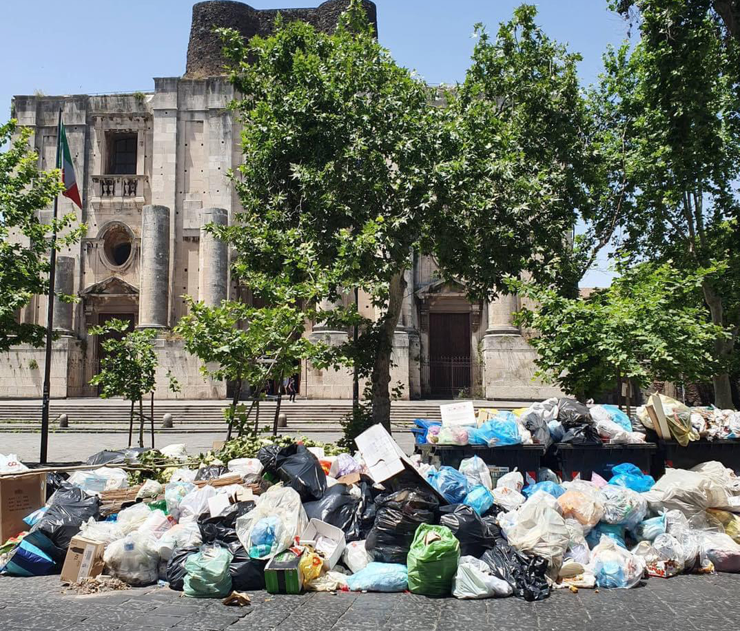 Rifiuti a Catania, oltre il danno, la beffa: Tari verso aumento del 18%