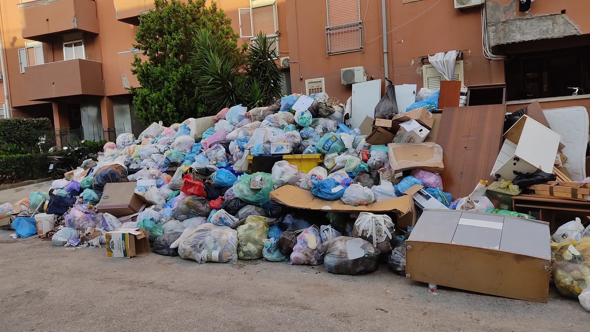 Discarica piena, è emergenza rifiuti a Siracusa: ancora stop alla raccolta dell’indifferenziato