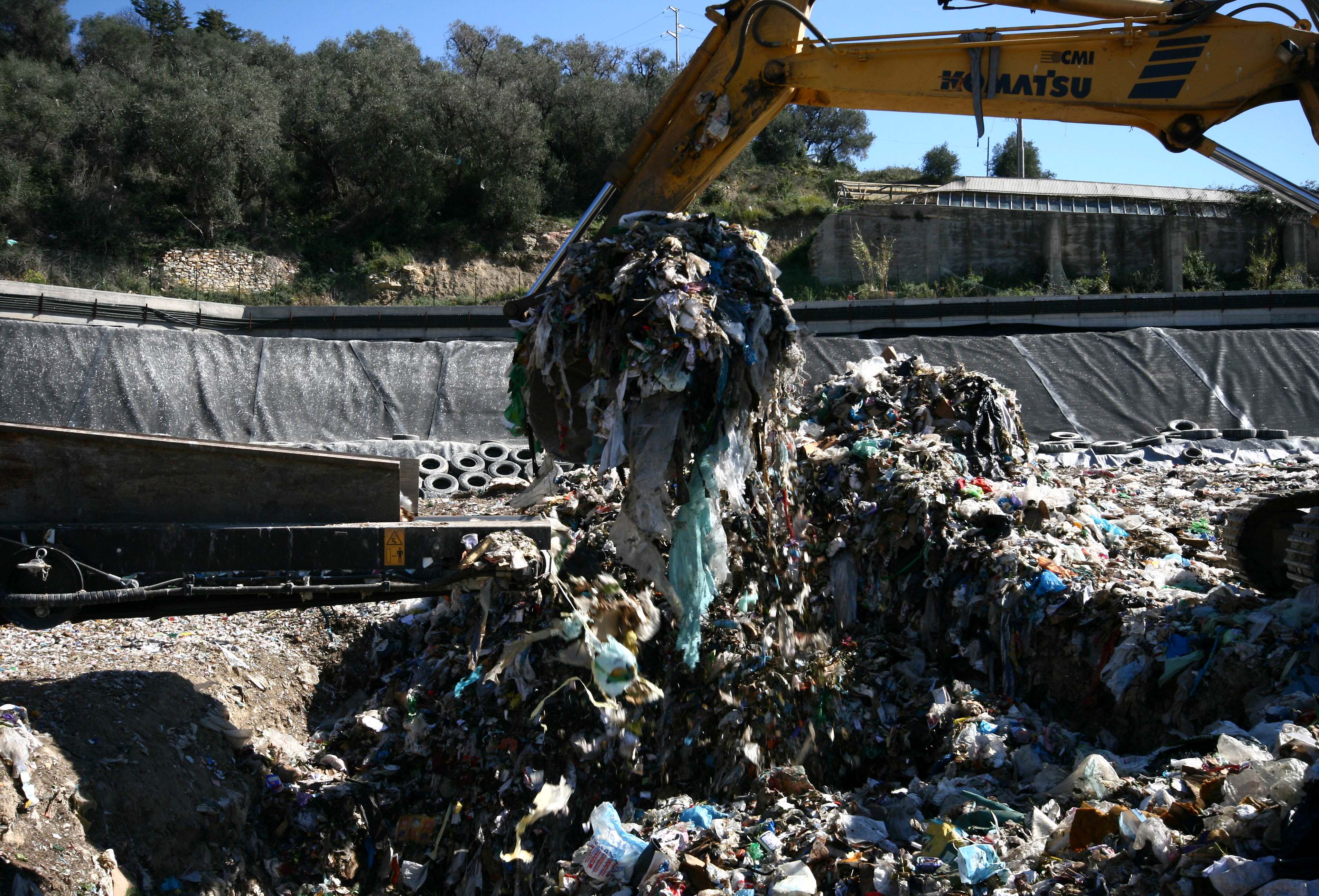 Rifiuti, si mette una “pezza”: a Gela autorizzate 950 tonnellate al giorno