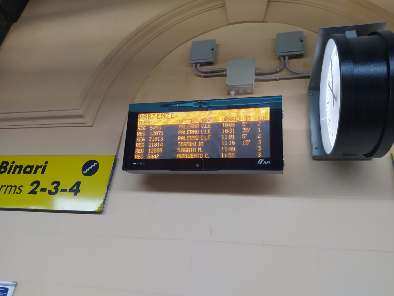 Incendi a Palermo, a Bagheria fuoco invade binari, treni cancellati e ritardi