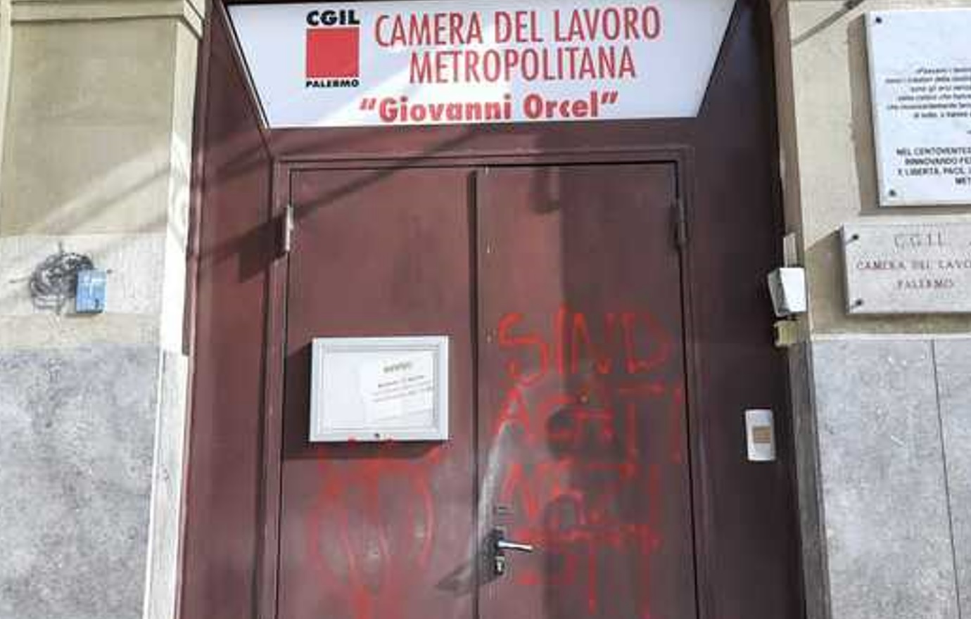 Palermo, scritte su portone Cgil: “Sindacati nazisti’ e “Landini nazista”