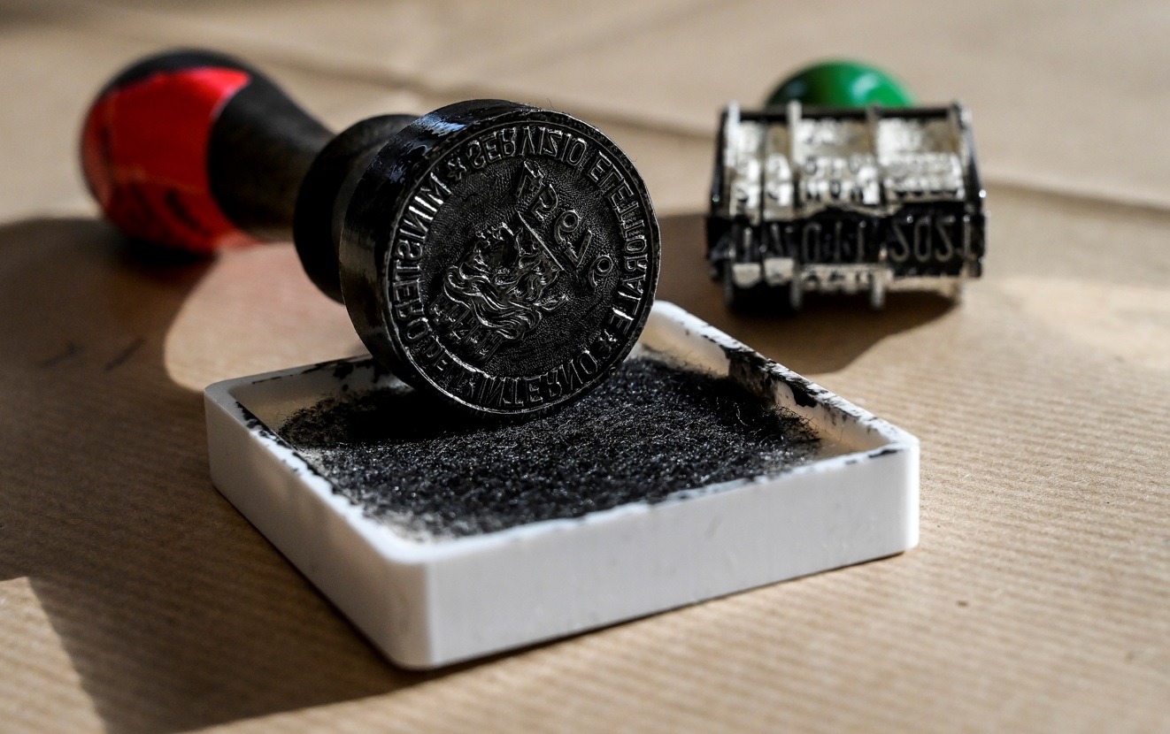 “Caos” al seggio elettorale, presidente aggredito e sedie gettate a terra: denunciato 39enne