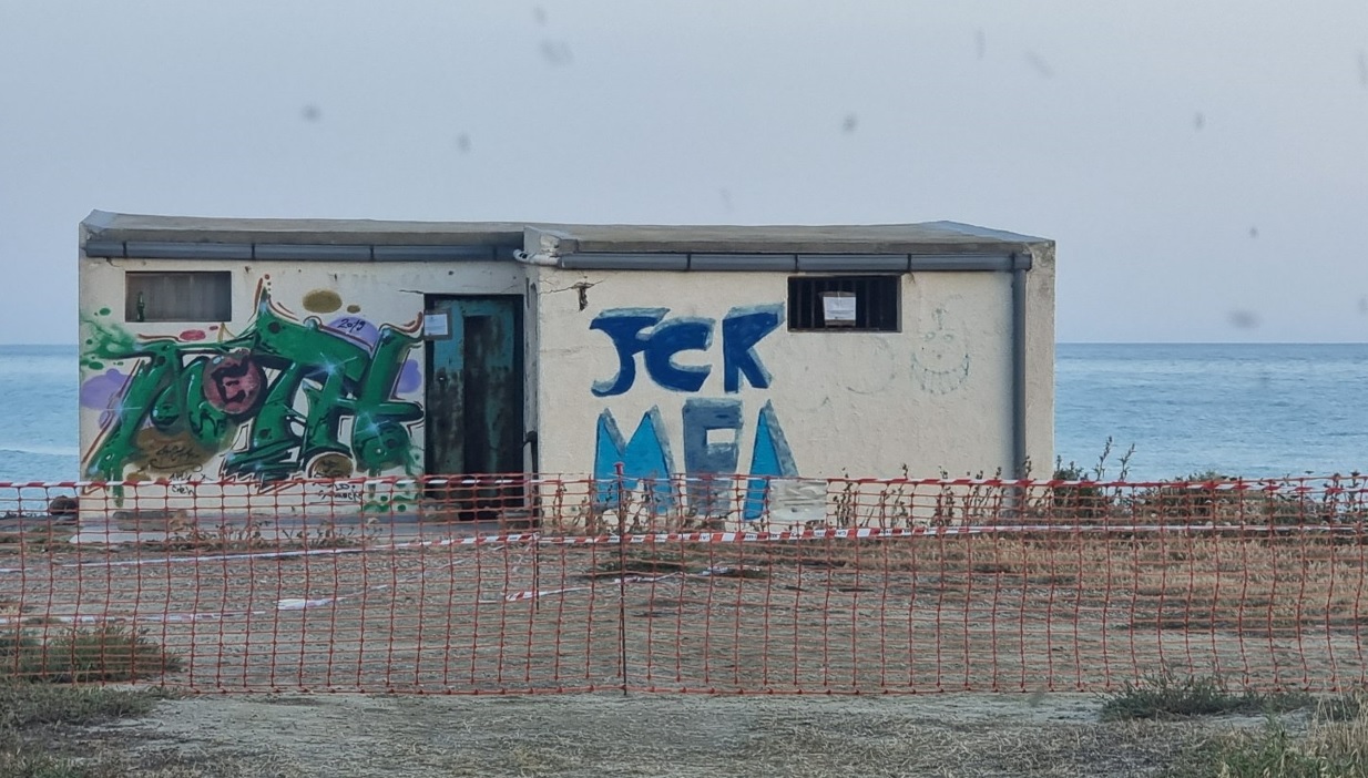 Palma di Montechiaro, sigilli per un edificio abusivo a Punta Bianca: “Rischia di crollare”