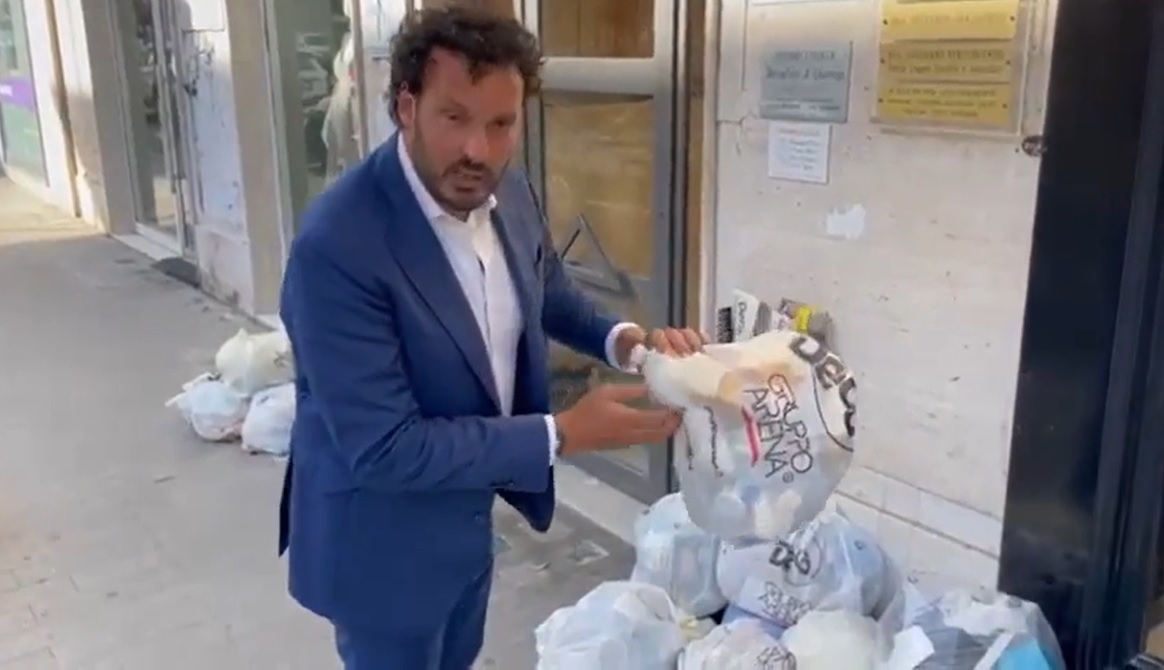 Il sindaco in giro per Siracusa “controllore” dei rifiuti