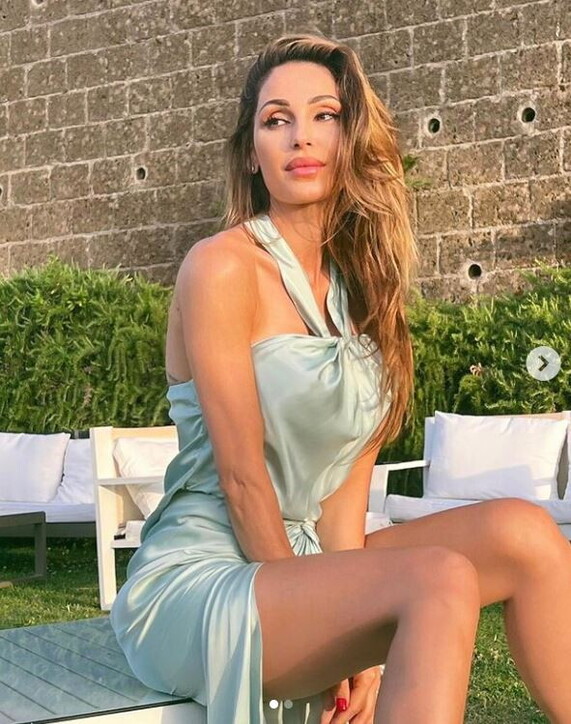 Anna Tatangelo è a Taormina: scatti in bikini sullo yacht – Fotogallery