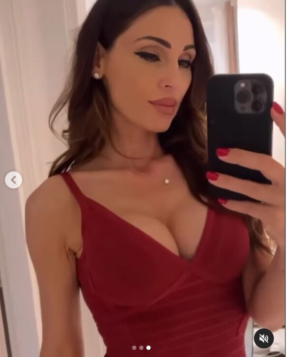 Anna Tatangelo è a Taormina: scatti in bikini sullo yacht – Fotogallery