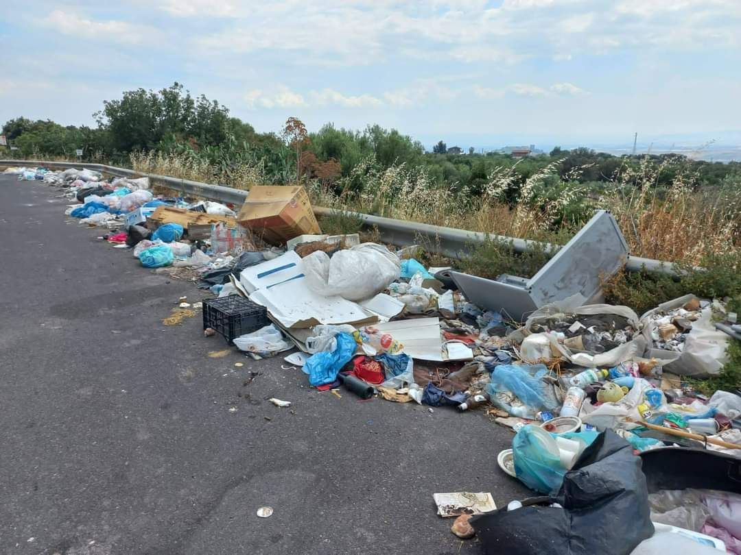 Paternò, rifiuti sulle statali: è scontro sulle competenze