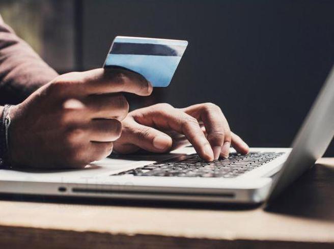 Truffa sull’assicurazione online, 62enne lo scopre al posto di blocco