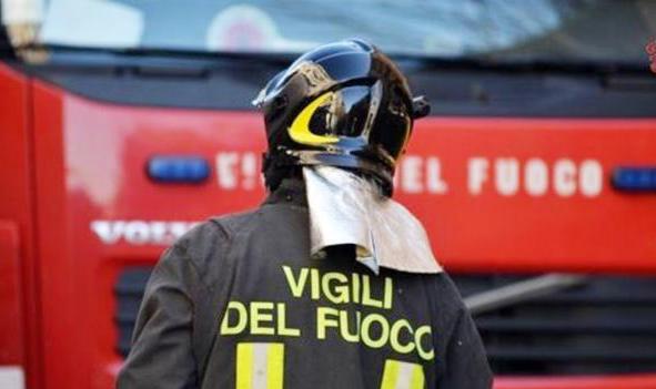 Furgone a fuoco dopo schianto: passante salva autista tra le fiamme