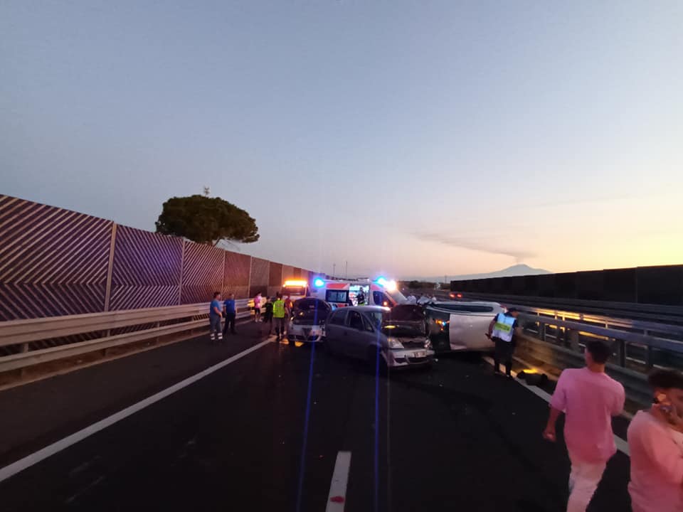 Incidenti all’alba sulla Catania-Siracusa: traffico bloccato per ore – Foto