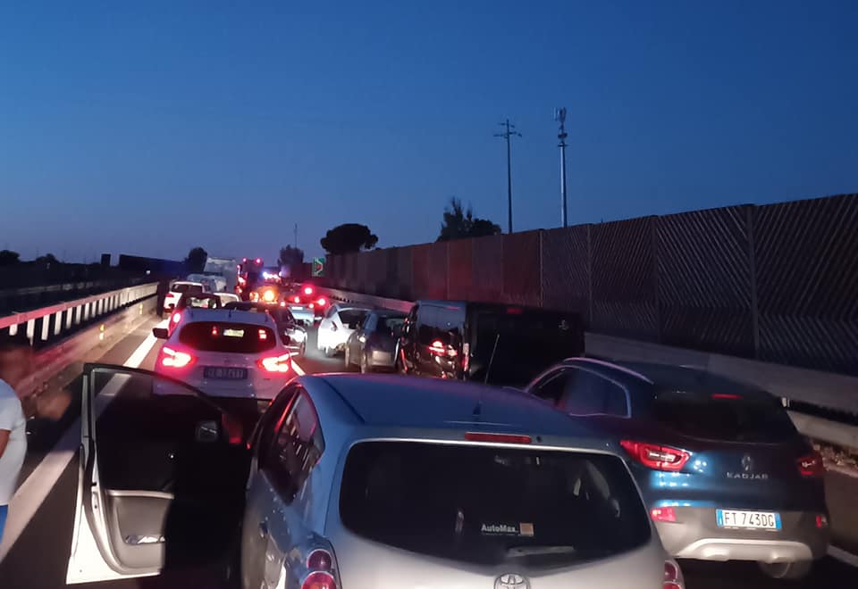Incidenti all’alba sulla Catania-Siracusa: traffico bloccato per ore – Foto