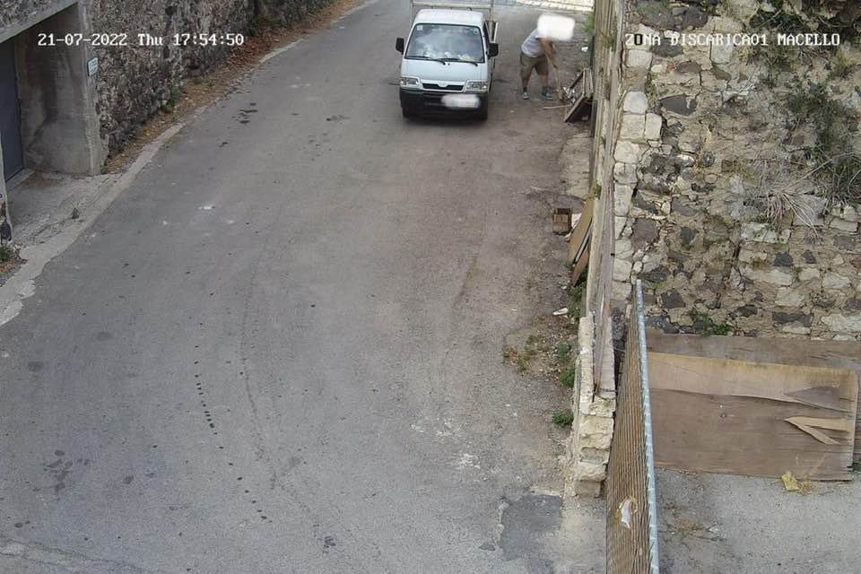 Lotta ai rifiuti abbandonati nel siracusano ma telecamere e multe non bastano