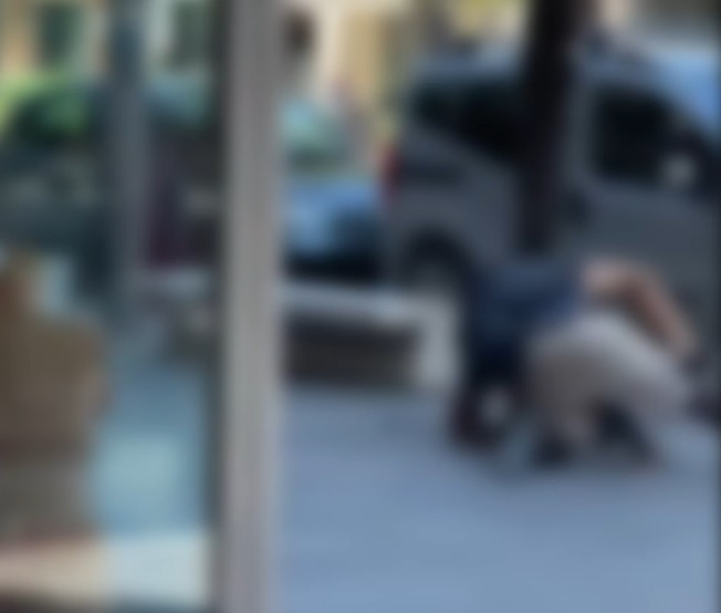 Nigeriano ucciso , tutti filmano ma nessuno interviene: foto e video del brutale omicidio