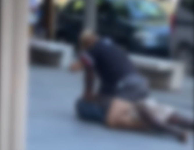 Omicidio di Alika, l’autopsia: “Morto per schiacciamento, forse è stato soffocato”