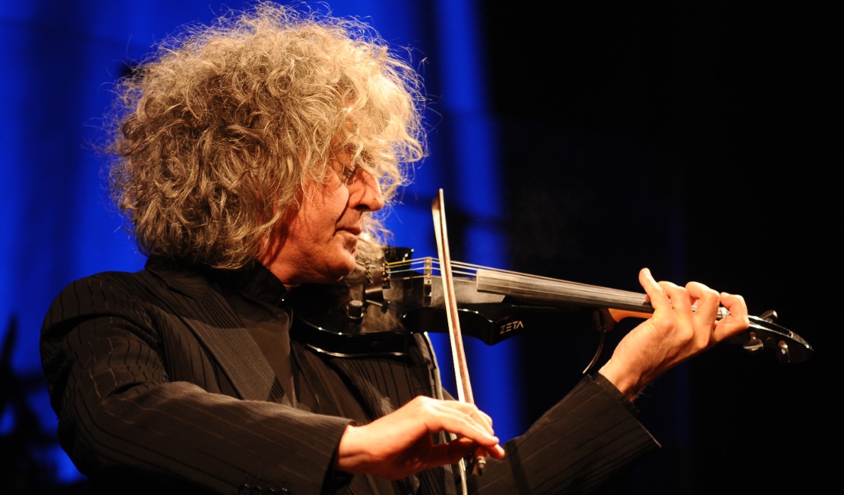 Paura per Angelo Branduardi, malore improvviso e rinviato il concerto