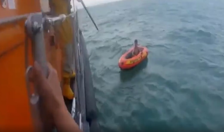 Bambino alla deriva sul canotto gonfiabile, genitori disperati: il VIDEO del salvataggio
