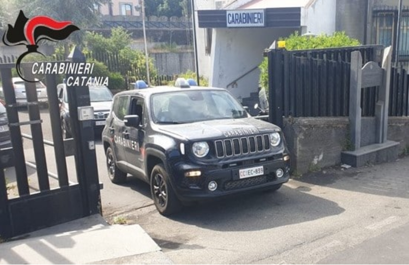 Belpasso, ruba e fornisce false generalità: denunciata 34enne