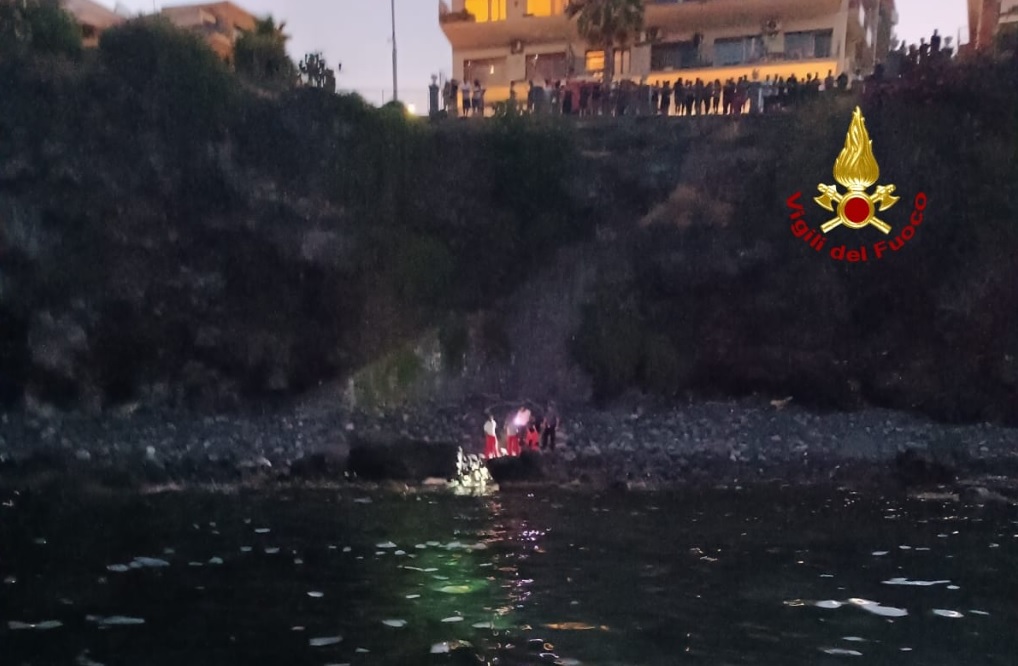 Choc ad Aci Castello, cadavere tra gli scogli: recuperato da vigili del fuoco