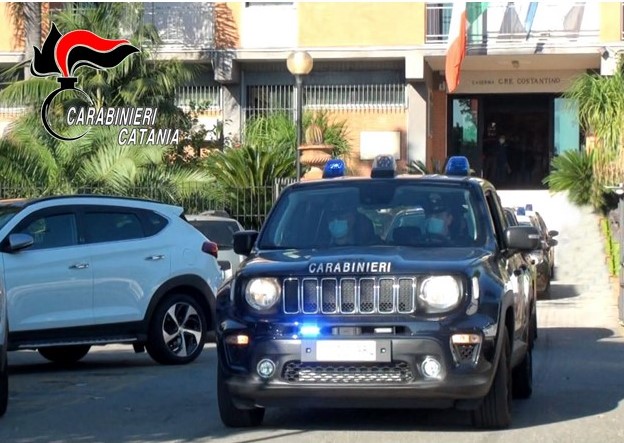 Acireale, manda anche il figlio a chiedere l’estorsione: in manette 36enne