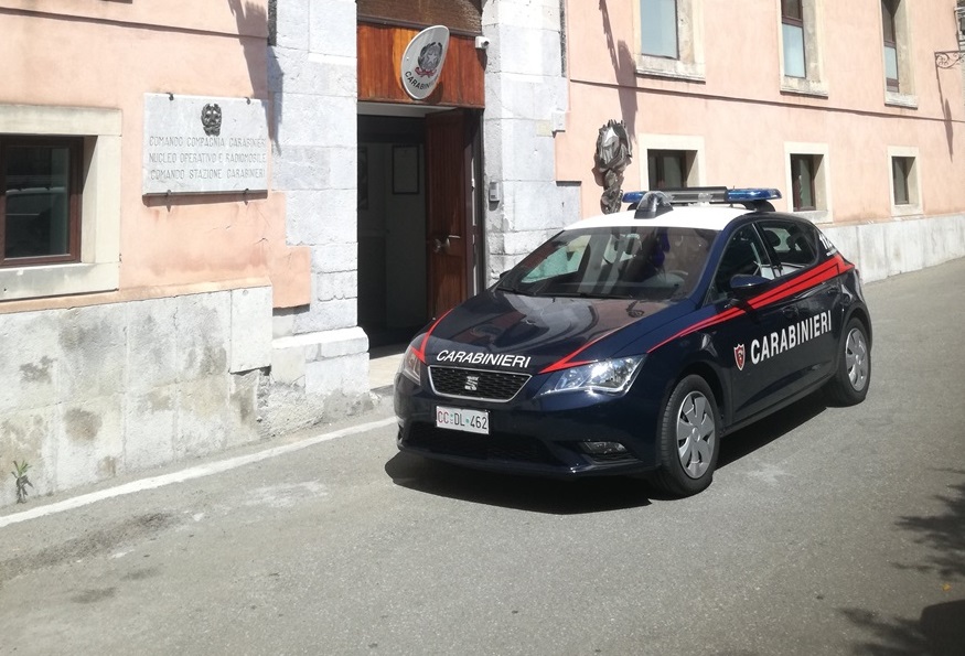 Taormina, picchia in testa la compagna col cellulare, poi scappa: 50enne arrestato